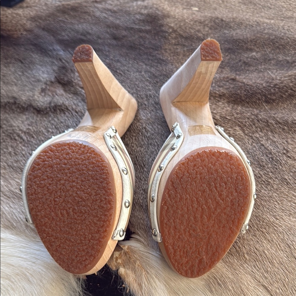 Burberry  Nova Cream and Tan Mules with Elegant Design - Picture 8 of 10